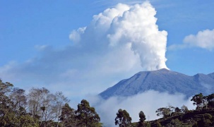 Núi lửa Turrialba ở Costa Rica vừa phun trào